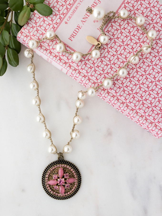 vintage-pink-sparkle-rhinestone-pearl-necklace-flatlay.jpg
